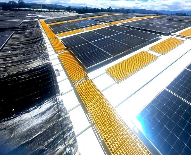 Pasarelas de mantenimiento en fibra de vidrio sobre una cubierta con paneles solares