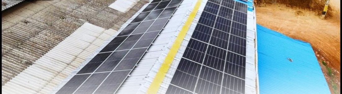 Cubierta con módulos solares y franja de pasarela de mantenimiento en el proyecto Hersic