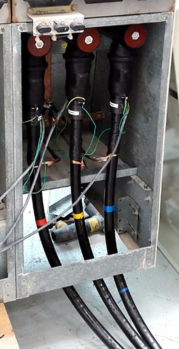 Conectores separables apantallados instalados sobre los pasatapas de un tablero de media tensión